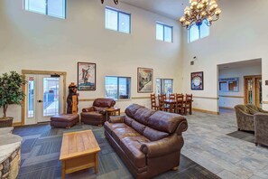 Interior - Comfortable Family Home with Private Hot Tub - Community Pool & Gym (Park City)
