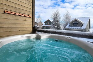 Outdoor spa tub - Comfortable Family Home with Private Hot Tub - Community Pool & Gym (Park City)