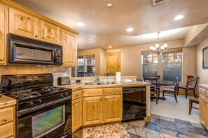 Fridge, microwave, oven, stovetop - Spacious family condo with  jetted tub, ideal location, & free WiFi (Park City)
