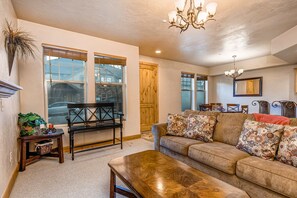 TV, fireplace, offices - Spacious family condo with  jetted tub, ideal location, & free WiFi (Park City)