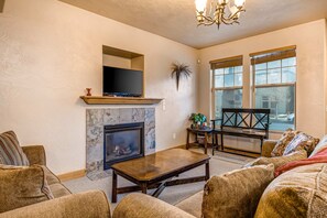 TV, fireplace, offices - Spacious family condo with  jetted tub, ideal location, & free WiFi (Park City)