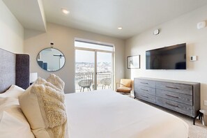 2 bedrooms, iron/ironing board, WiFi, bed sheets - Beautiful top level condo with mtn views, free ski shuttle & resort amenities (Park City)