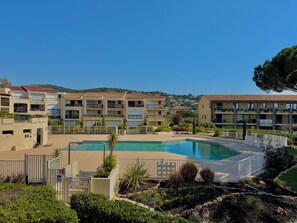 Ein Resort mit Schwimmbad, mehrstöckigen Gebäuden und Blick auf die umliegende Landschaft.