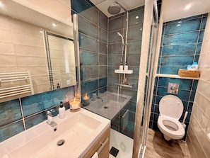 Dusche, Haartrockner, Handtücher, Seife