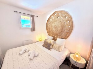 1 chambre, fer et planche à repasser, draps fournis
