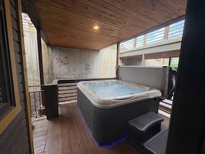 Outdoor spa tub - Slopeside Luxury -Walk to slopes or town with private hot tub & sauna (Park City)