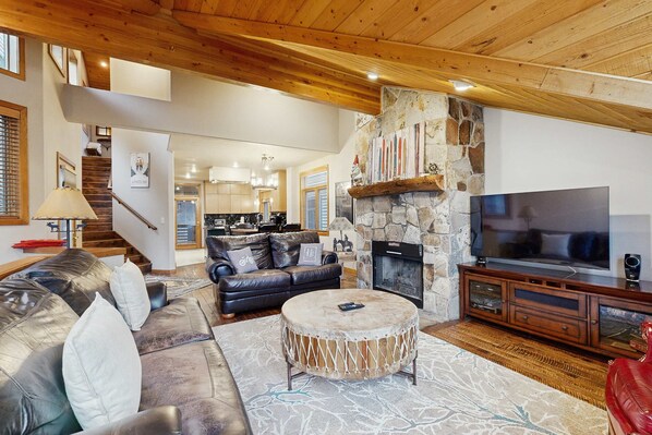 TV, fireplace, offices - Slopeside Luxury -Walk to slopes or town with private hot tub & sauna (Park City)