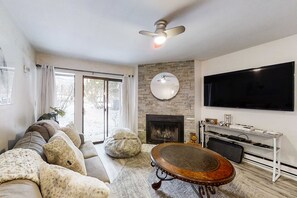 TV, fireplace, offices - Chic ski condo 5 min walk to first-time chair lift with shared pool (Park City)