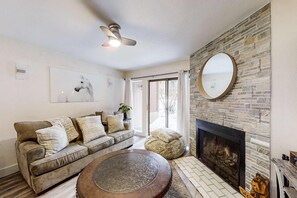 TV, fireplace, offices - Chic ski condo 5 min walk to first-time chair lift with shared pool (Park City)