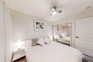 Iron/ironing board, WiFi, bed sheets - Chic ski condo 5 min walk to first-time chair lift with shared pool (Park City)