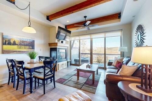 Dog-friendly Newpark townhome with  private hot tub, washer & dryer, & central AC