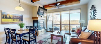Dog-friendly Newpark townhome with  private hot tub, washer & dryer, & central AC