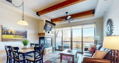 Dog-friendly Newpark townhome with private hot tub, washer & dryer, & central AC