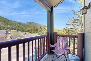 Property grounds - Spacious condo with loft - walk to ski lifts & restaurants (Park City)