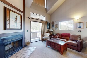 TV, fireplace - Spacious condo with loft - walk to ski lifts & restaurants (Park City)