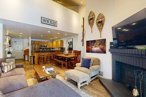 Living area - Stunning views, pool/hot tub, gas grill (Park City)