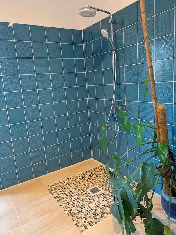 Hair dryer, towels