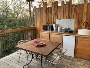 Outdoor dining - Chalet perché Libellule (+12yrs accompanied by an adult or 2 adults) (Saint-Remèze)