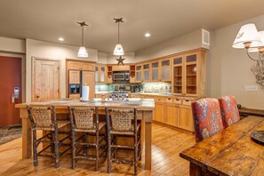 Fridge, microwave, oven, stovetop - Superbly located, Elegant, Serene Deer Valley accommodations (Park City)