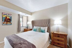 Iron/ironing board, WiFi, bed sheets - Cozy Mountain Getaway with Hot Tub - Near Slopes, Links & Shuttle (Park City)