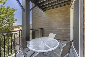Outdoor dining - Light-filled condo with heated pool & hot tub, near shopping & skiing (Park City)
