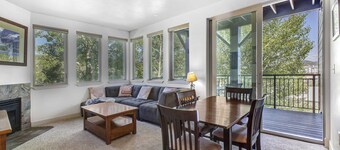Light-filled condo with heated pool & hot tub, near shopping & skiing