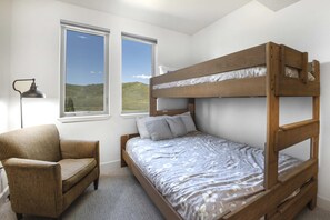 2 bedrooms, iron/ironing board, WiFi, bed sheets - Light-filled condo with heated pool & hot tub, near shopping & skiing (Park City)