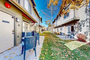 Outdoor dining - Townhome with fireplace, patio, grill, updated kitchen, & W&D - great location (Park City)