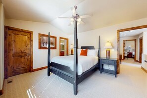 Iron/ironing board, WiFi, bed sheets - Townhome with fireplace, patio, grill, updated kitchen, & W&D - great location (Park City)