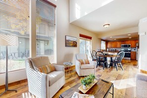Interior - Townhome with fireplace, patio, grill, updated kitchen, & W&D - great location (Park City)