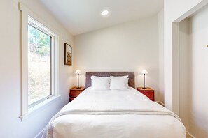 Internet, bed sheets - Upper-level home near Main St with private hot tub, deck, ski & mtn views (Park City)