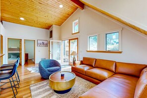 TV - Upper-level home near Main St with private hot tub, deck, ski & mtn views (Park City)