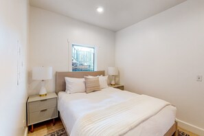 2 bedrooms, WiFi, bed sheets - Lower-level home near Main St with private hot tub, patio, ski & mtn views (Park City)