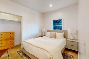 2 bedrooms, WiFi, bed sheets - Lower-level home near Main St with private hot tub, patio, ski & mtn views (Park City)