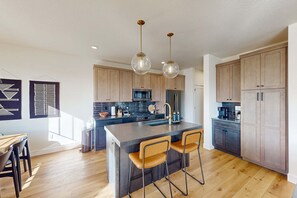 Fridge, microwave, oven, stovetop - New Home with panoramic views, office loft & private hot tub (Heber City)