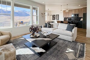 TV, fireplace, offices - New Home with panoramic views, office loft & private hot tub (Heber City)