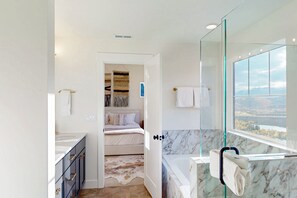 Douche, sèche-cheveux, serviettes fournies