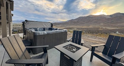 New Home with panoramic views, office loft & private hot tub