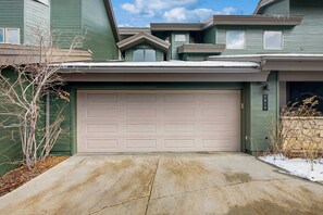 Exterior - Lodge-Inspired Lakeside Townhouse with  Fireplace - Short Walk to Lifts (Park City)