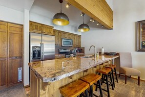 Fridge, microwave, oven, stovetop - Lodge-Inspired Lakeside Townhouse with  Fireplace - Short Walk to Lifts (Park City)