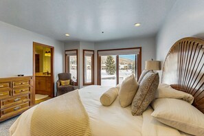 3 bedrooms, iron/ironing board, WiFi, bed sheets - Lodge-Inspired Lakeside Townhouse with  Fireplace - Short Walk to Lifts (Park City)