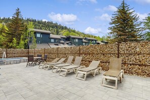 Outdoor dining - Lodge-Inspired Lakeside Townhouse with  Fireplace - Short Walk to Lifts (Park City)