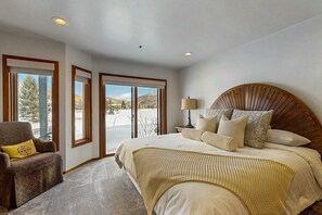 3 bedrooms, iron/ironing board, WiFi, bed sheets - Lodge-Inspired Lakeside Townhouse with  Fireplace - Short Walk to Lifts (Park City)