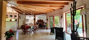 Interior - Spacious architect-designed house, 15 minutes from AVIGNON, 5 minutes from the center of Les ANGLES (Les Angles)