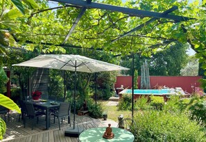 Outdoor dining - Spacious architect-designed house, 15 minutes from AVIGNON, 5 minutes from the center of Les ANGLES (Les Angles)