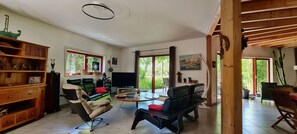 Living area - Spacious architect-designed house, 15 minutes from AVIGNON, 5 minutes from the center of Les ANGLES (Les Angles)