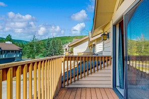 Terrace/patio - Lakeside gem with indoor hot tub at Deer Valley Resort (Park City)