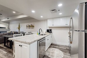 Fridge, microwave, oven, stovetop - Modern condo with  shared pool & hot tub, Ski-in - ski-out, free WiFi (Park City)