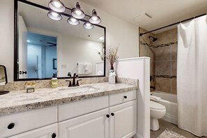 Shower, hair dryer, towels, shampoo - Modern condo with  shared pool & hot tub, Ski-in - ski-out, free WiFi (Park City)