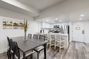 Dining - Modern condo with  shared pool & hot tub, Ski-in - ski-out, free WiFi (Park City)